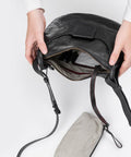 aunts & uncles - Umhängetaschen - aunts & uncles Umhängetasche Mrs. Mug Cake black smoke